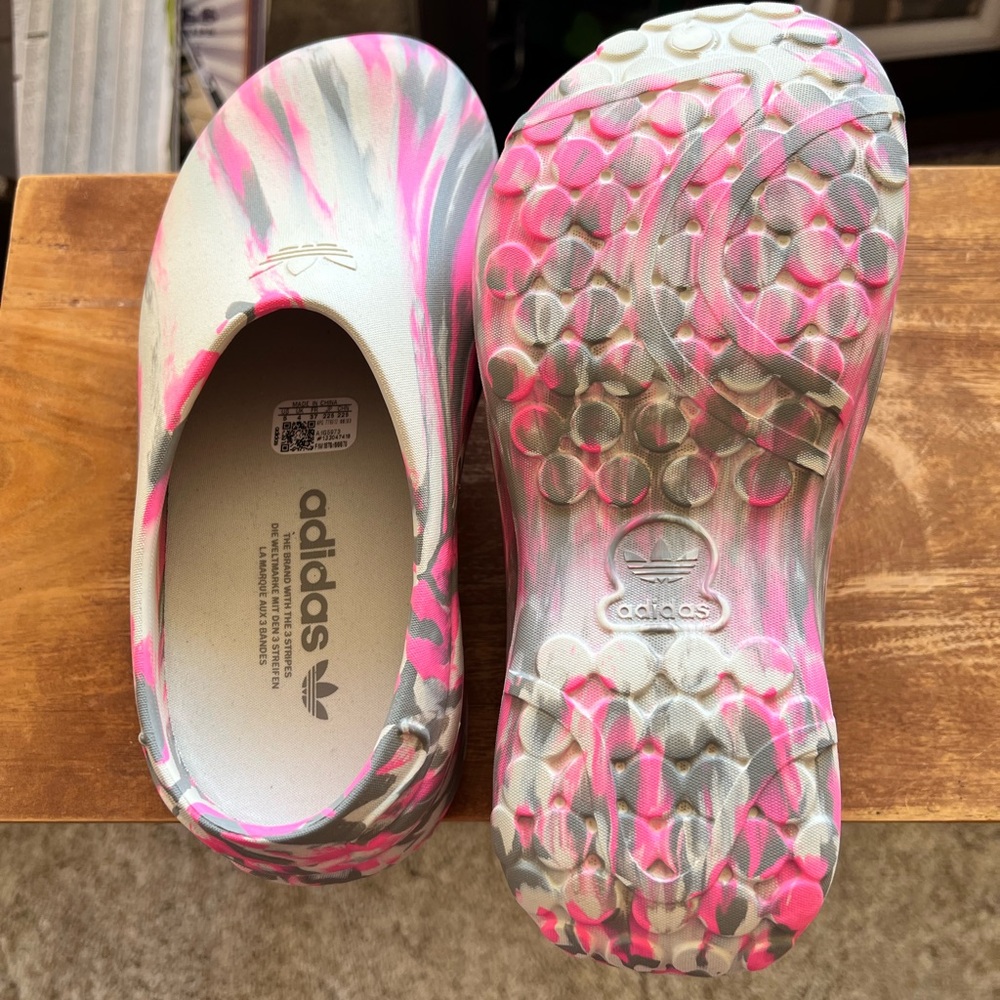 Awesome Adidas clogs!! Great color, never worn.